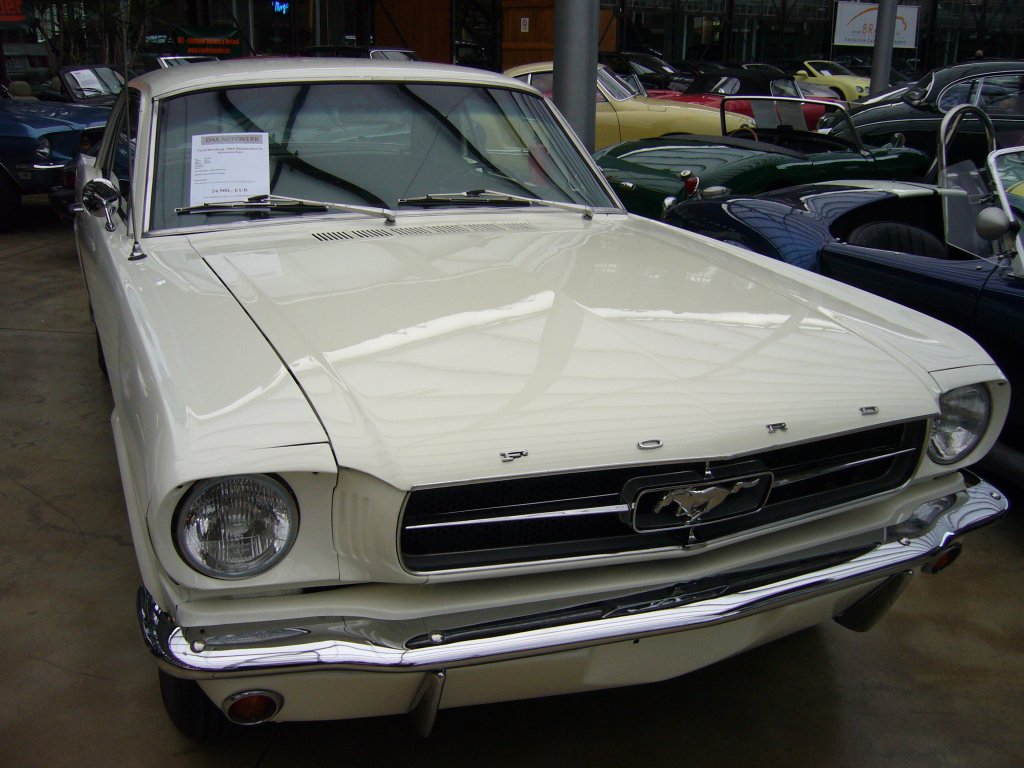 Ford Mustang Hardtop Coupe des Jahrganges 1965. Classic Remise Düsseldorf am 01.11.2012.