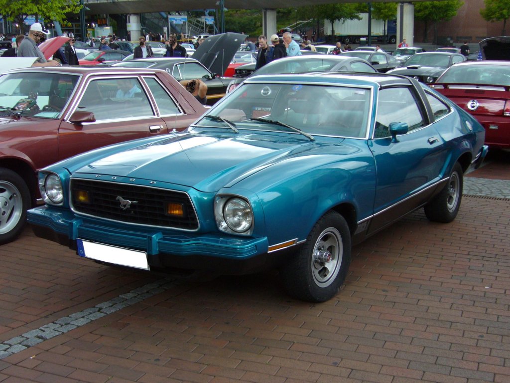 Ford Mustang II. 1973 - 1978. Hierwurde ein Mustang II des letzten Modelljahrganges, 1978, abgelichtet. Die Motorenpalette reichte von einem 2.3l 4-Zylinderreihenmotor über einen 2.8l V6-motor bis zu einem 4.9l V8-motor. US-cartreffen Oberhausen am 23.07.2011.