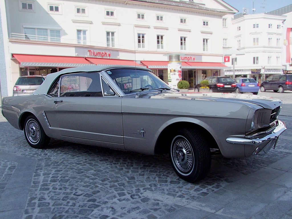 FORD-Mustang parkt am Stelzhamerplatz in Ried i.I.;100425