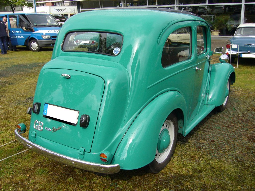 Ford Popular 103E. 1953 - 1959. Der Popular basierte auf dem Vorkriegs Anglia und wurde in ca. 150.000 Einheiten verkauft. Der 4-Zylinderreihenmotor leistet 30 PS aus 1.172 cm³ Hubraum. 36. Alt-Ford-Treffen am 12.05.2013 in Essen.