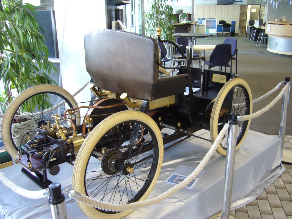 Ford Quadricycle von 1896. Hier handelt es sich um einen Nachbau des ersten, von Henry Ford, konstruierten Wagen. Die erste Probefahrt mit diesem Wagen erfolgte am 04.06.1896. Der Zweizylinderviertaktmotor leistet ca. 4 PS aus 1.050 cm³ Hubraum.
Alt-Ford-Treffen in Essen am 12.05.2013. 