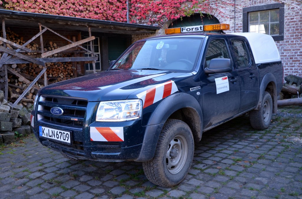 Ford Ranger der Forstverwaltung der Stadt Kln, hier abgestellt am Gut Leidenhausen.
(21.10.2012)