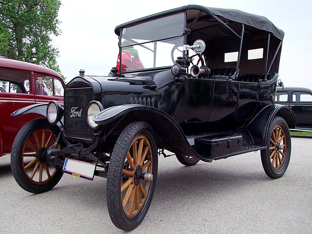 Ford-T(auch Tin Lizzy, dt. etwa Blechliesel) erscheint zu einer Oldtimerausfahrt;110501