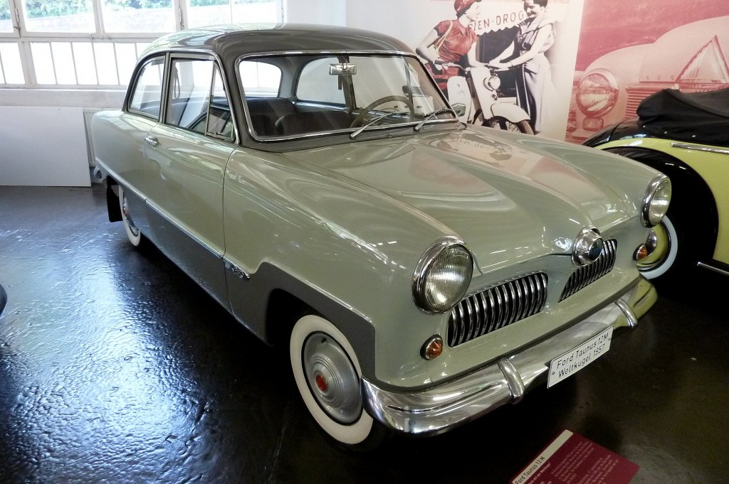 Ford Taunus 12M, Baujahr 1957, Motor mit 1164ccm und 38PS, Vmax.110Km/h, ab 1952 wurden in Köln 215.000 Stück gebaut, Automuseum Schramberg, Mai 2012
