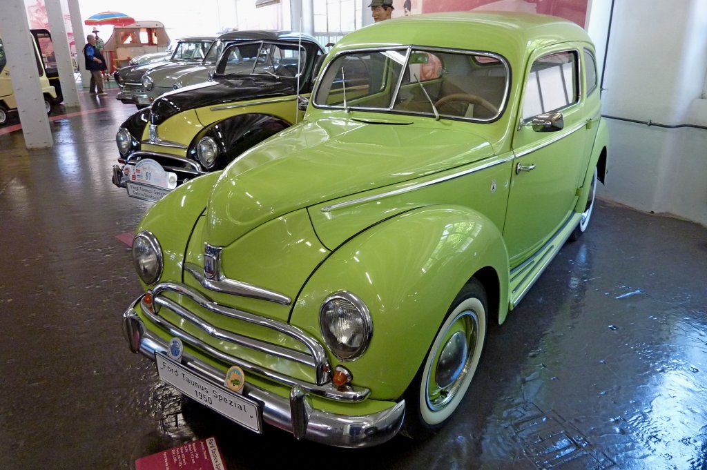 Ford Taunus (Buckel-Taunus), Baujahr 1950, Motor mit 1172ccm und 34PS,Vmax.105Km/h, Automuseum Schramberg, Mai 2012