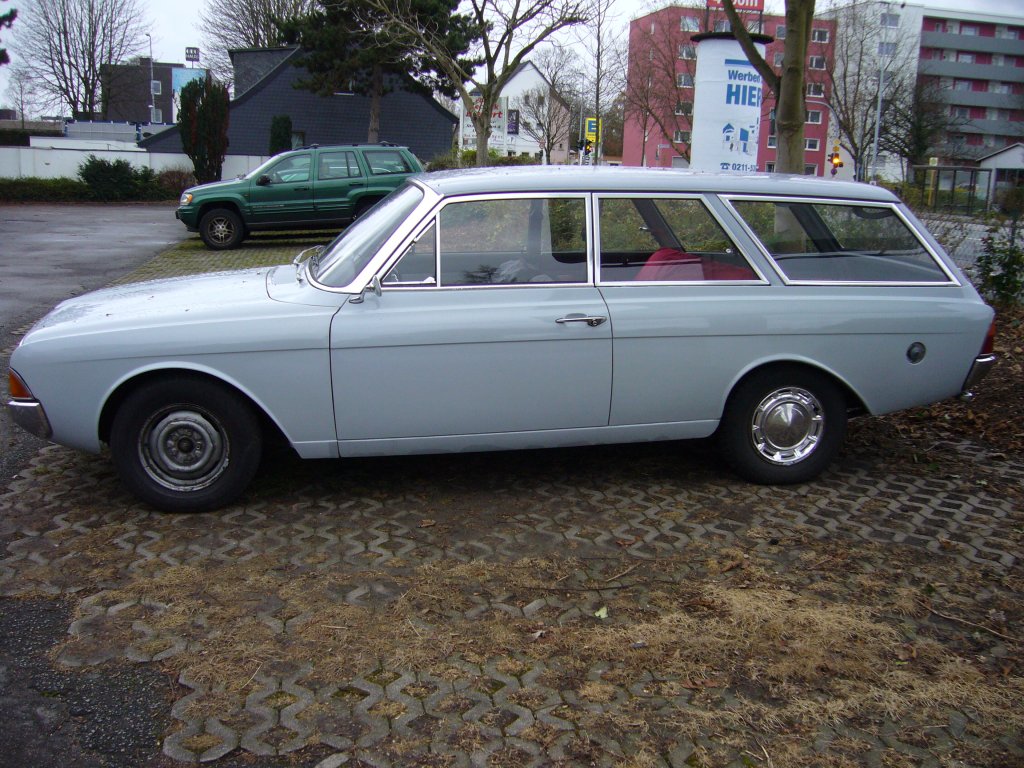 Ford Taunus P5 20M Turnier. 1964 - 1967. Die P5 Baureihe war als 17M mit V4-motor oder 20M mit V6-motor lieferbar. Der V6-motor mit 1.998 cm leistet 85 PS. Die P5 Baureihe lief insgesamt 710.059 mal vom Band. Davon entfielen 22.418 Einheiten auf die abelichtete Baureihe. Mlheim an der Ruhr am 04.12.2011.