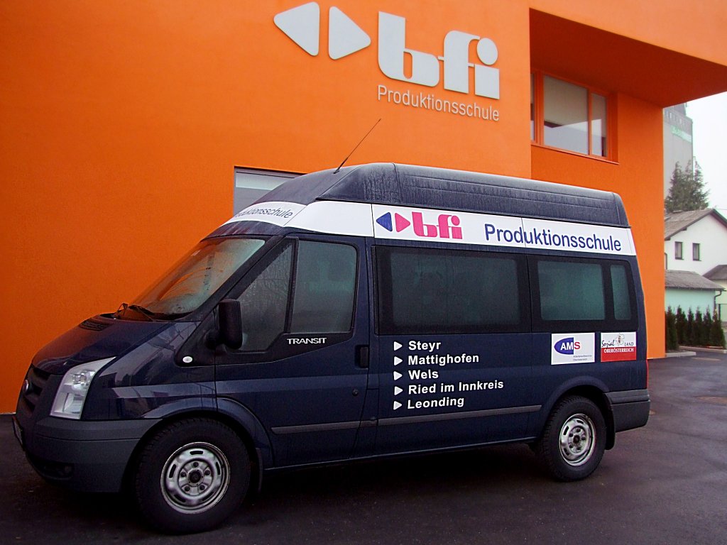 FORD-Transit der BFI-Produktionsschule vorm neuen Schulgebude in  Ried;110306