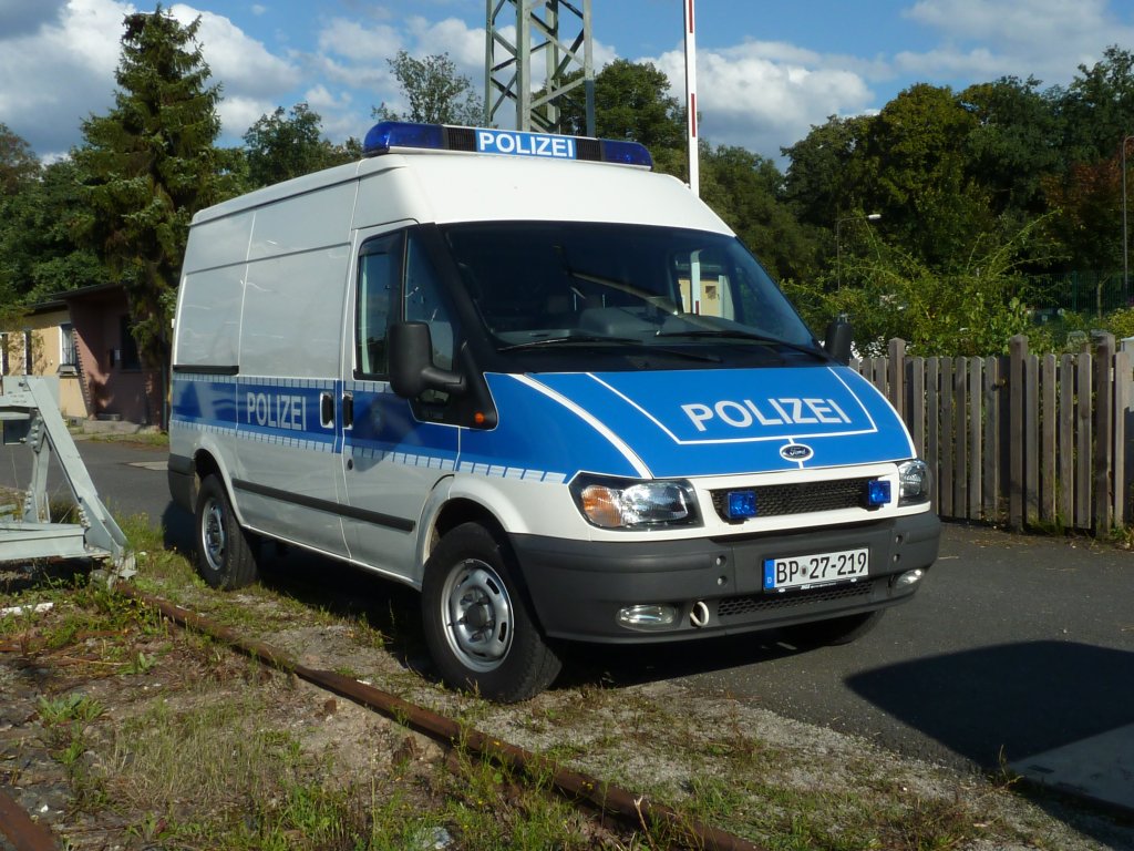 Ford Transit der Bundespolizei steht am Bahnhof Sportfeld in Frankfurt/Main, August 2011