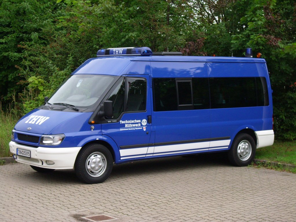 Ford Transit des THW-Ortverbands Hamburg-Wandsbek als Mannschaftstransporter.
