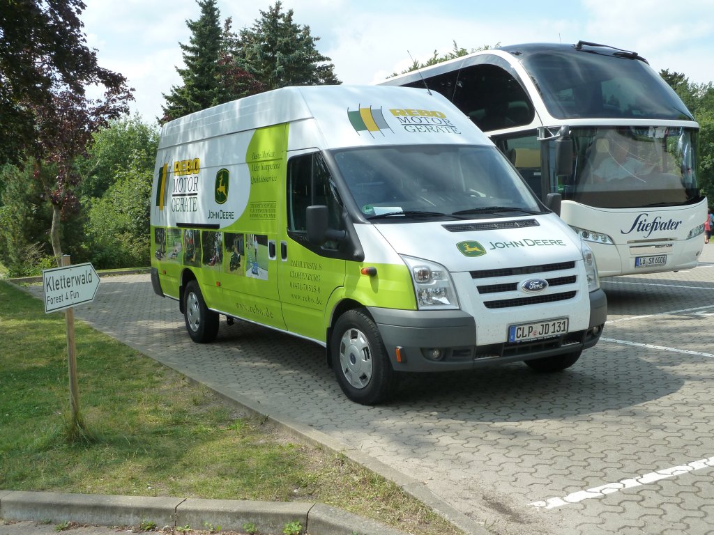 Ford Transit der Firma REBO steht auf dem Parkplatz vom Weltvogelpark Walsrode, August 2012