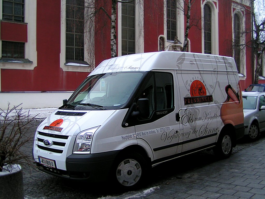 FORD_TRANSIT eines Konditors steht vor der Stadtpfarrkirche in Ried i.I.;10116