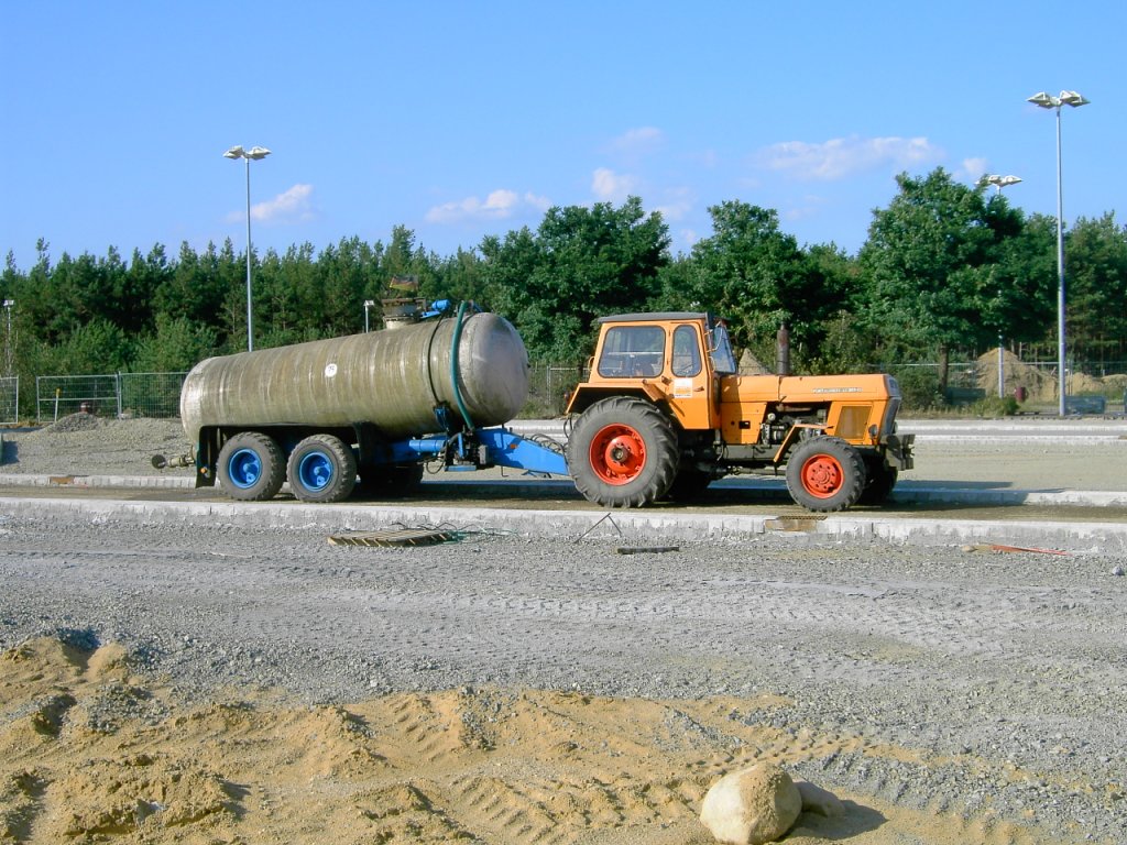 Fortschritt ZT 303 D mit Tankhnger, gesehen auf einer Raststttenbaustelle an der Autobahn in Brandenburg, gesehen 07/2007.