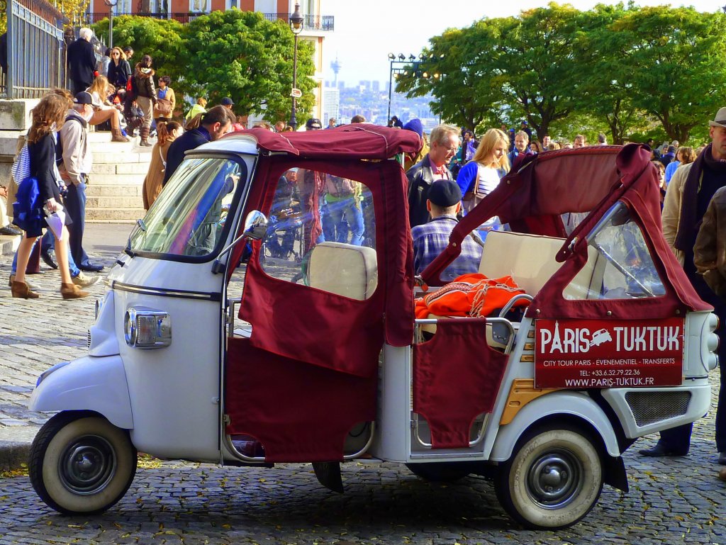 Frankreich, Paris 18e, Montmartre, beim Sacr Coeur, das Tuk-Tuk ist eine motorisierte Version der indischen Rickshaws. Piaggio baut dieses Tuk-Tuk mit Dieselmotor. Es kann  drei Personen befrdern (plus den Fahrer), 04.11.2011
