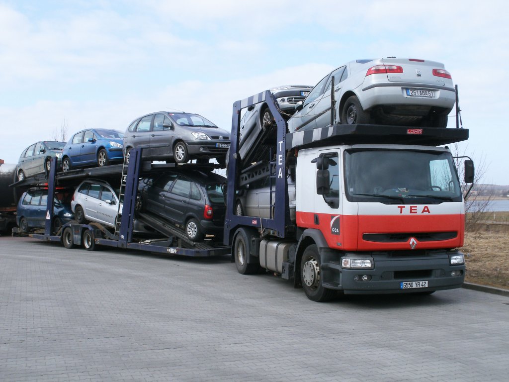 Franzssischer Renault-Autotransporter natrlich auch mit franzssischen Auto`s am 11.Mrz 2011 auf einem Parkplatz in Bergen/Rgen.