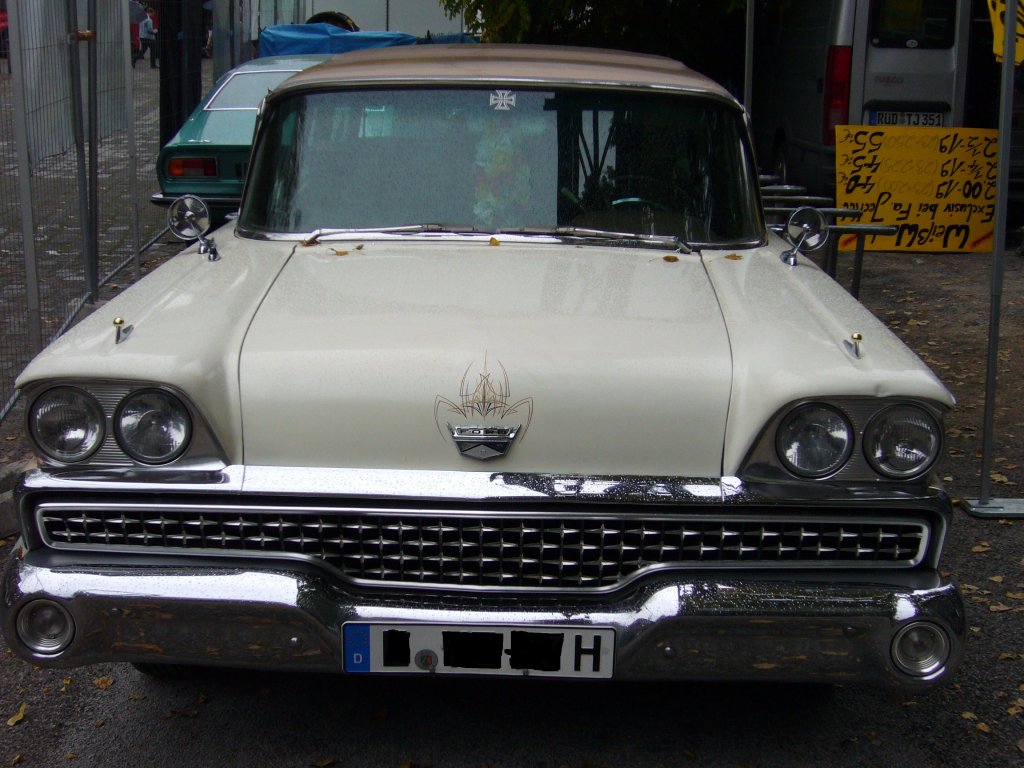 Frontansicht eines 1959´er Ford Country Sedan 6 Passengers. Wurde als 6 Passenger 1959 94.601 mal produziert. Historicar Duisburg am 21.10.2007.