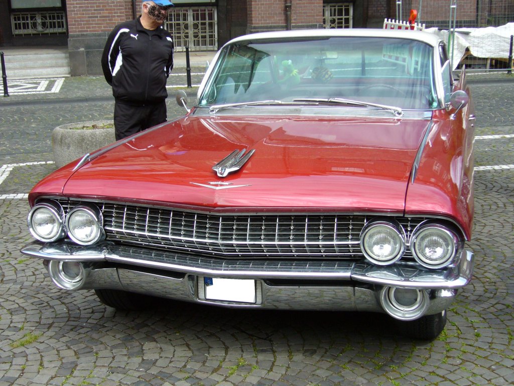 Frontansicht eines Cadillac Series 62 2-door Hardtop Coupe des Jahrganges 1961. Bottrop am 20.05.2012.