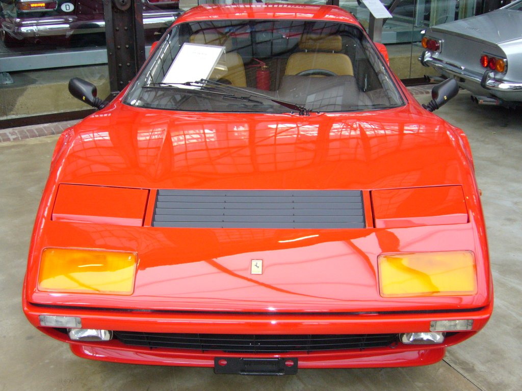 Frontansicht eines Ferrari 512BB (BB=Berlinetta Boxer). Zwischen 1976 und 1981 wurden 929 Fahrzeuge produziert. Meilenwerk Düsseldorf.