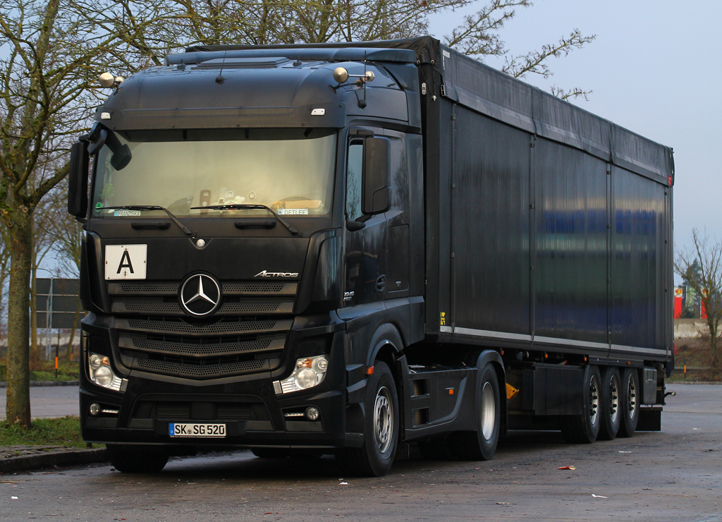 Ganz in schwarz prsentiert sich dieser MB Actros 1845 mit Schubbodenauflieger auf der Rastanlage Frankenhhe, 02.01.2013