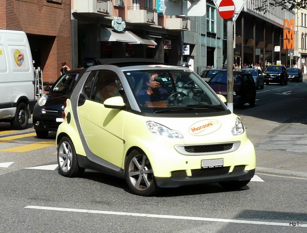 Gelber Smart unterwegs in der Stadt Lugano am 30.09.2011