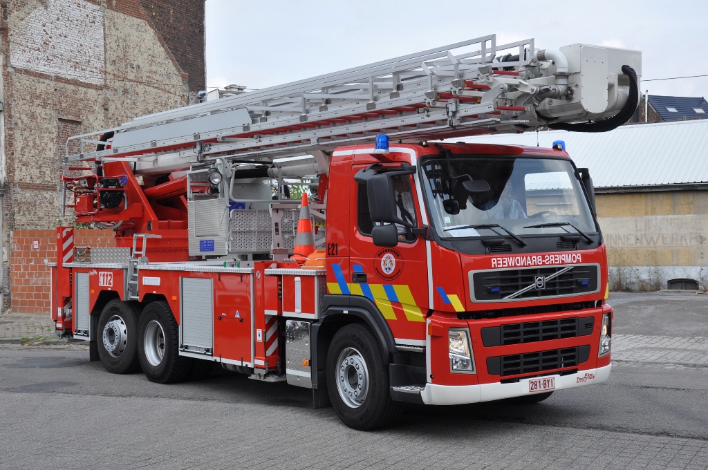 Gelenkmastbhne Volvo FM9.340 6x2*4 Aufbau Magirus ALP 325 der Feuerwehr Brussel, Aufnahme am 21.07.2011 in Etterbeek aus Anlass des Nationalfeiertags 