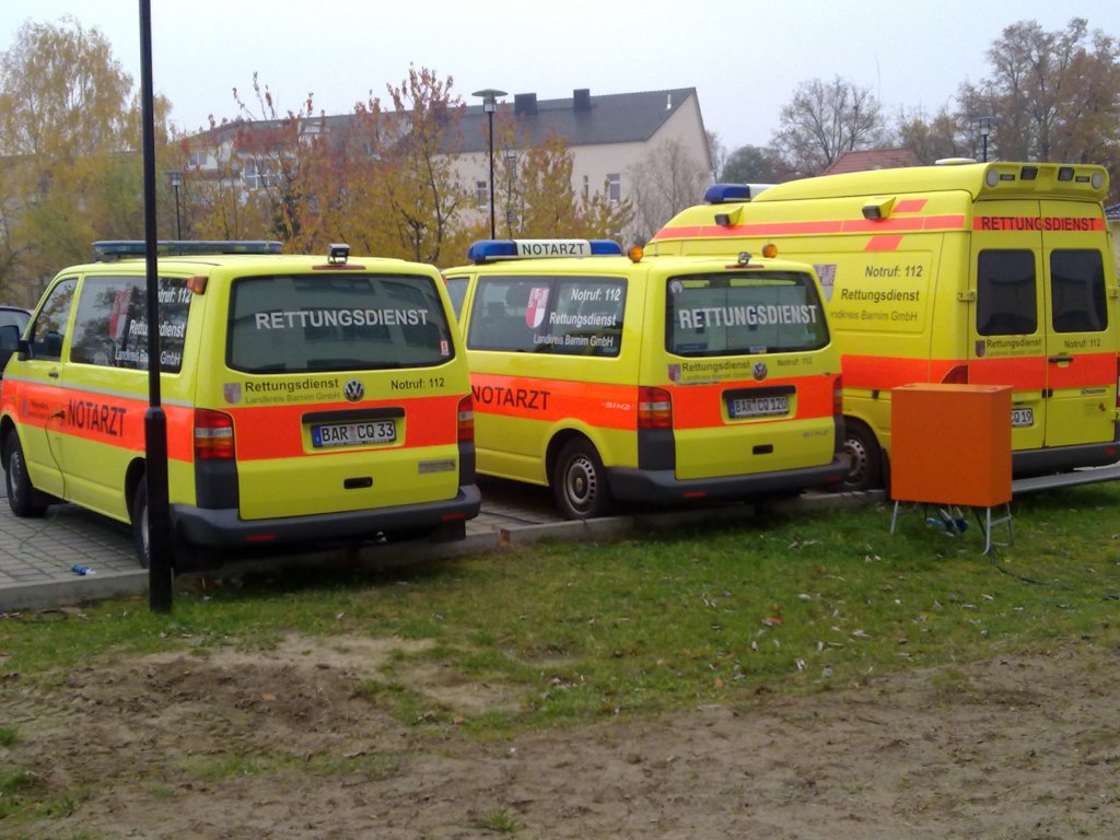 Genau vor der Rettungswache in Bernau stehen 2 NEF und ein RTW.
Bald werden diese jedoch in einer Garage stehen, die sich zur Zeit noch im Bau befindet.