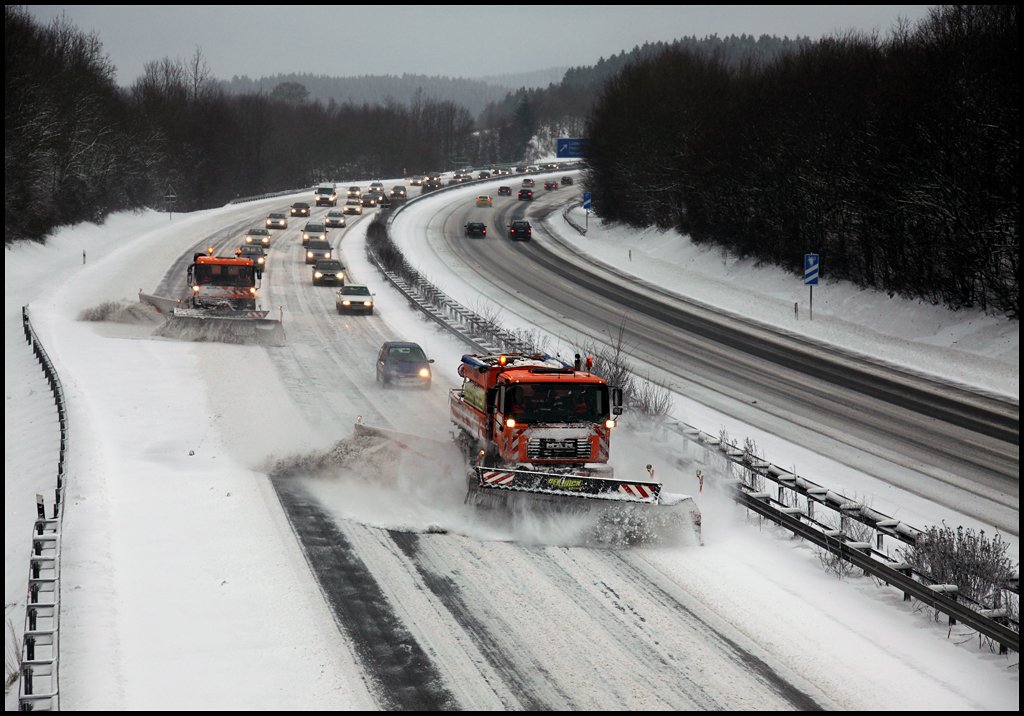 Gestaffelt wird die A45 bei Ldenscheid-Sd in Richtung Norden abgerumt. (09.01.2010)