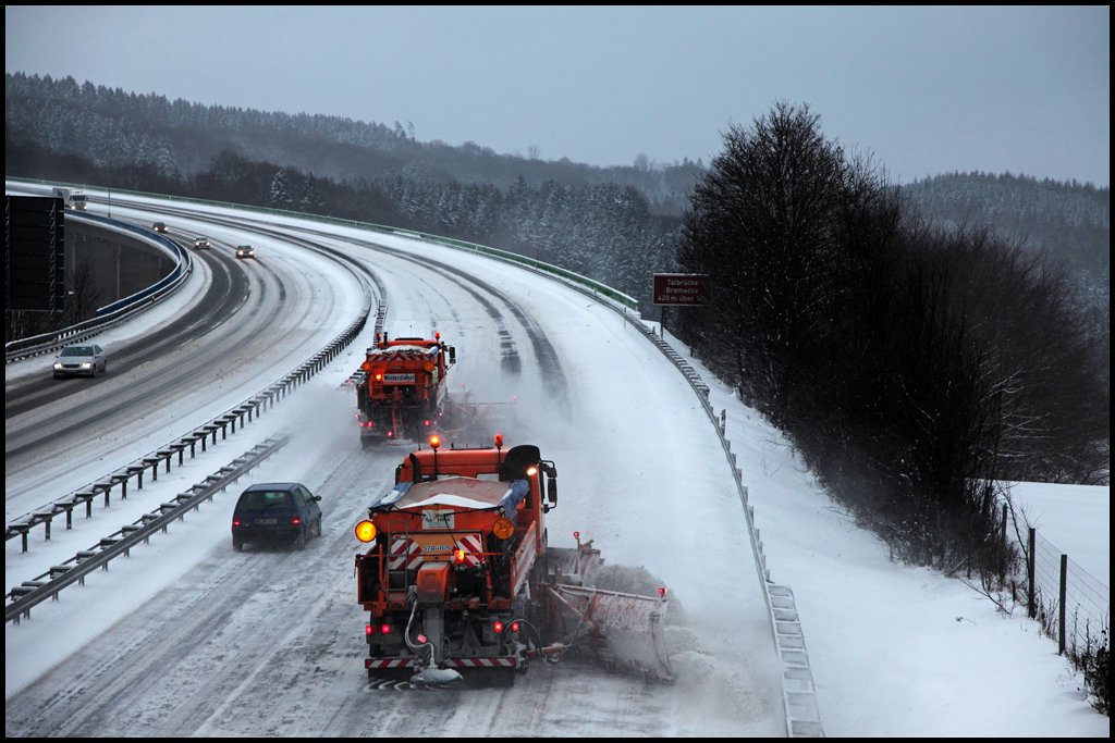 Gestaffelt wird die A45 die Fahrbahn gerumt. Hier kurz vor der Talbrcke Bremecke 420m . NN. (09.01.2010)