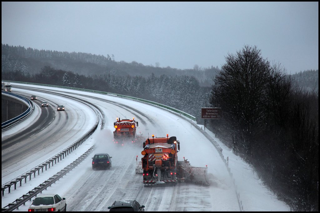 Gestaffelt wird die A45 die Fahrbahn gerumt. Hier kurz vor der Talbrcke Bremecke 420m . NN. (09.01.2010)

