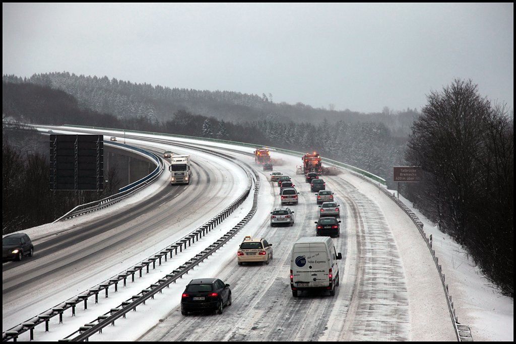 Gestaffelt wird die A45 die Fahrbahn gerumt. Hier auf der Talbrcke Bremecke 420m . NN. (09.01.2010)

