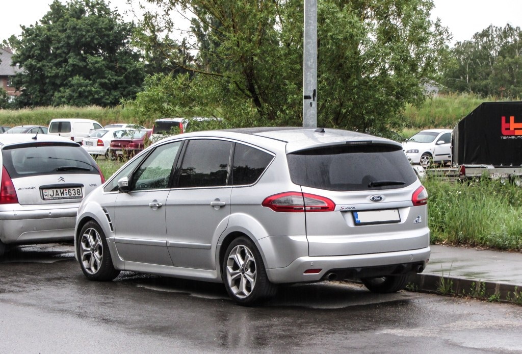 Getunerter Ford S-Max, Rckansicht. Aufgenommen am 30.05.2012