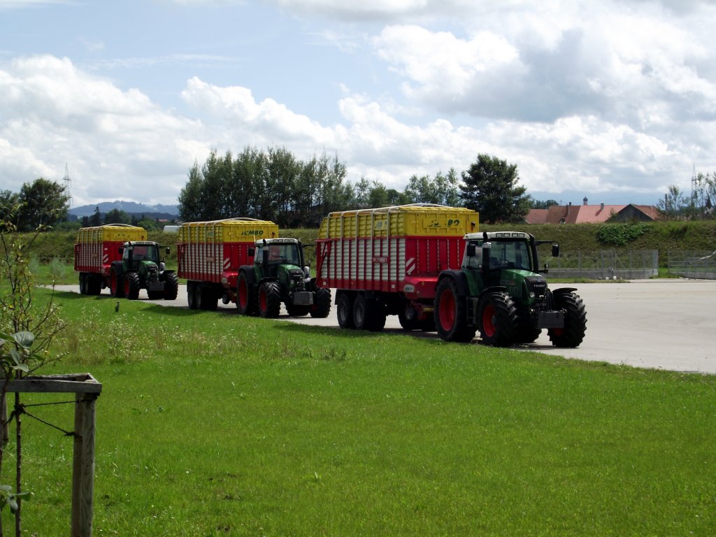 Gleich drei Fendt Vario 718 mit samt einen Pttinger Ladewagen am 16.08.11 bei Marktoberdorf 