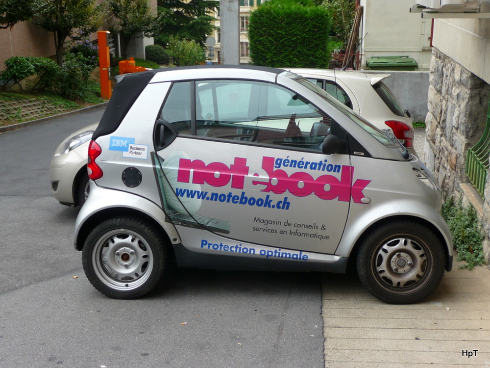 Grauer Smart mit Werbung in der Stadt Lausanne am 09.09.2010