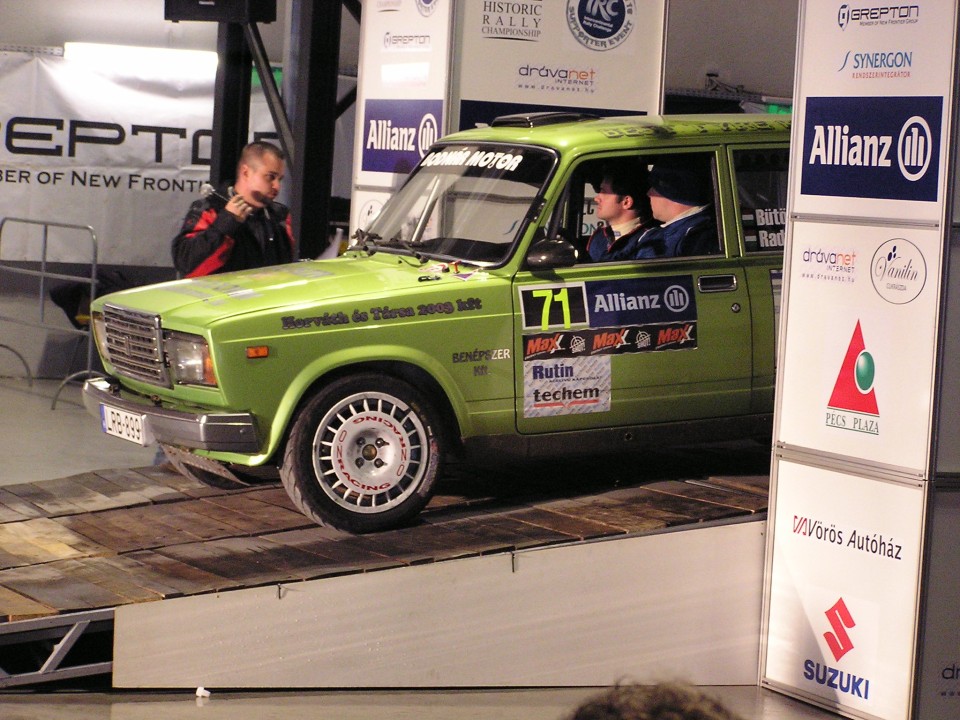Grner Lada auf dem Podium. Aufgenommen auf dem 43-ten Mecsek Rallye, am 17.10.2010.