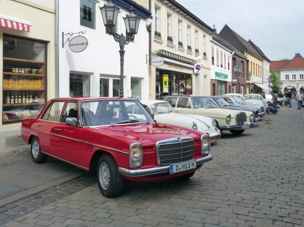 Gruppenbild mit W115, bei der Oldtimer-Rallye in Hüls auf der Krefelder Straße.