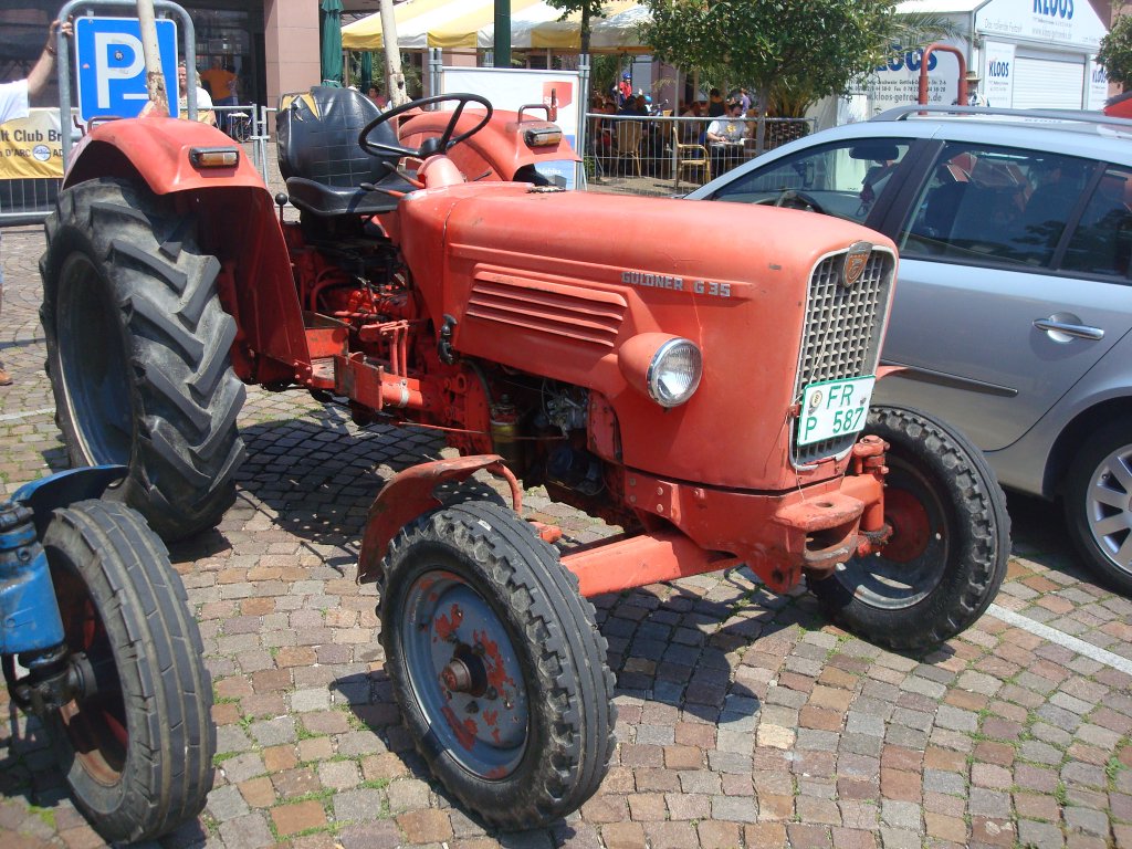 Gldner G35,
Gldner gehrte zu Linde und baute bis 1969 Traktoren,
von dem Typ wurden von 1967-69 2802 Stck gebaut,
3-Zyl.Diesel luftgekhlt, 2356ccm, 35PS,
Oldtimertreffen Gundelfingen/Brsg. Juni 2010