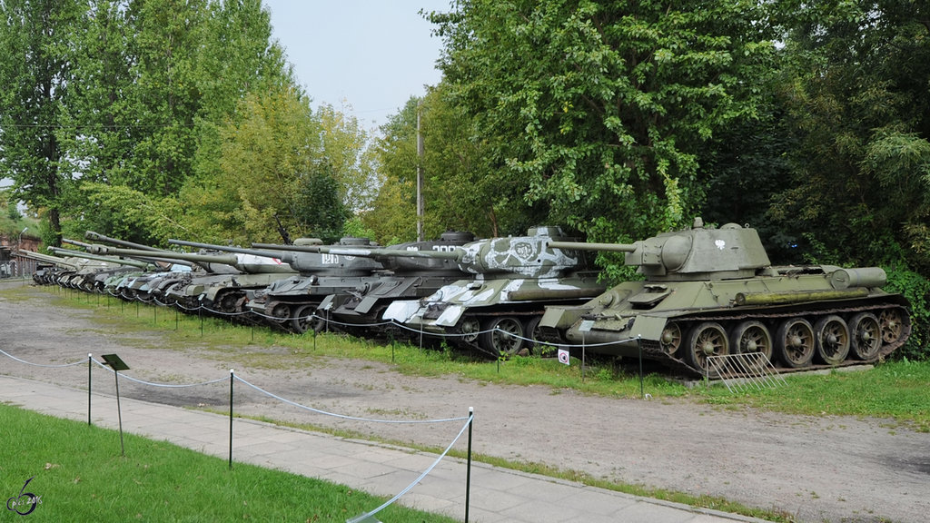 Gute alte russische Panzertechnik im Eingangsbereich der Zweigstelle Fort IX  Sadyba  des Armeemuseums Warschau. (August 2011) 