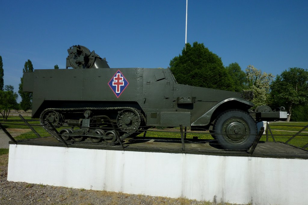 Halbkettenfahrzeug der amerikanischen Armee im II.Weltkrieg, ausgestellt am Magniot-Denkmal in Marckolsheim/Elsaß, Mai 2011