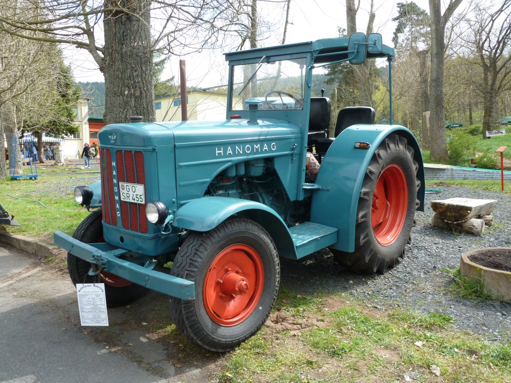 Hanomag 455 S steht bei der Oldtimerausstellung der Traktor-Oldtimer-Freunde Wiershausen, April 2012
