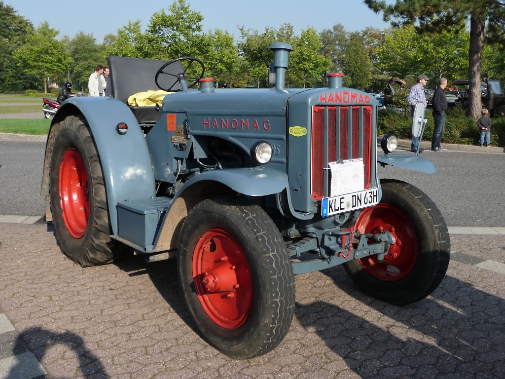 Hanomag R-40, Baujahr 1945, 40 PS, 5195 ccm, 4 Zylinder Diesel. 
Treckertreff Grefrath, 25.9.11