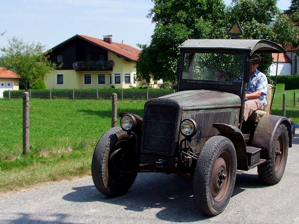 HANOMAG-RL20 mit Baujahr1938 tourt mit seinen 20PS bei der Oldtimerrundfahrt in Reichersberg;090809