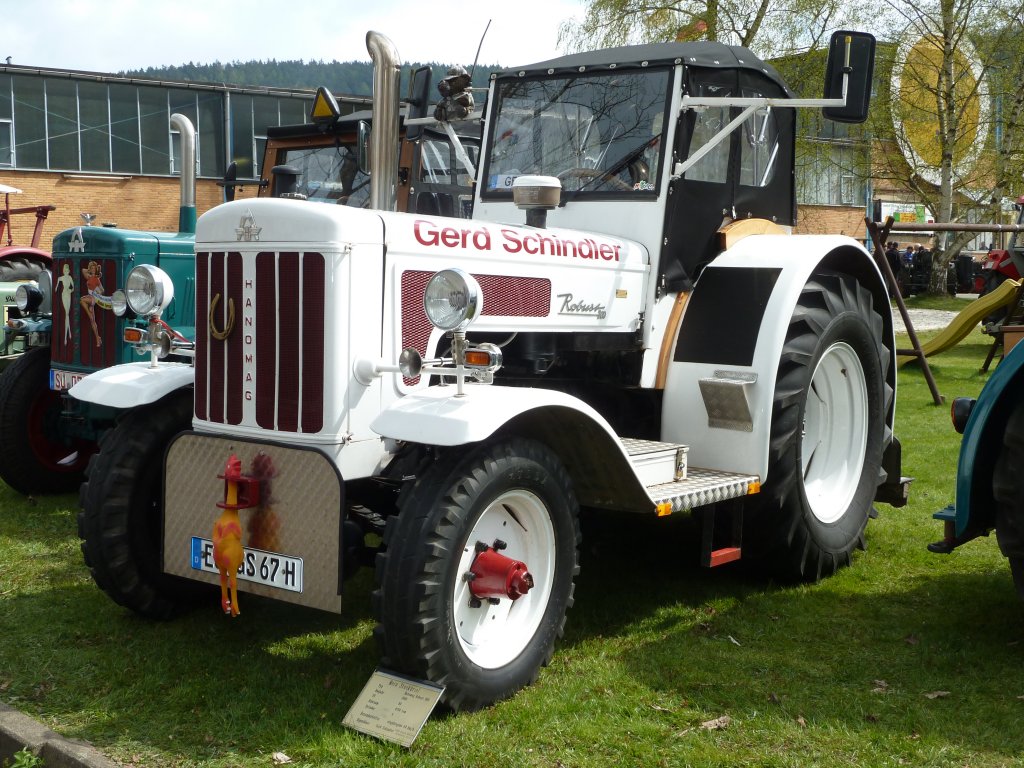 Hanomag Robust 800 steht bei der Oldtimerausstellung der Traktor-Oldtimer-Freunde Wiershausen, April 2012