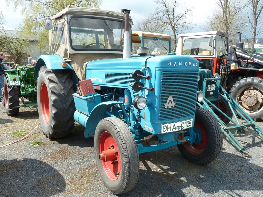 Hanomag Robust wird präsentiert bei der Oldtimerausstellung der Traktor-Oldtimer-Freunde Wiershausen, April 2012 
