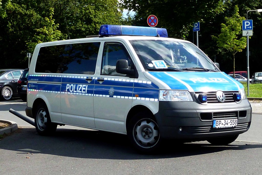 hat den Pfosten nicht umgedrckt: VW T 5 der Bundespolizei steht am Bahnhof Sportfeld in Frankfurt/Main, August 2011