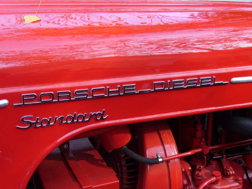 Haubenschriftzug eines Porsche Traktors