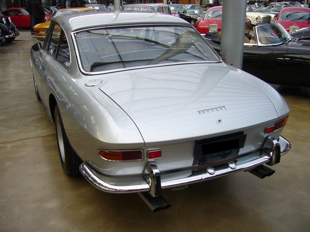 Heckanicht eines Ferrari 330 GTC. 1966 - 1968. Classic Remise Dsseldorf am 26.01.2013.