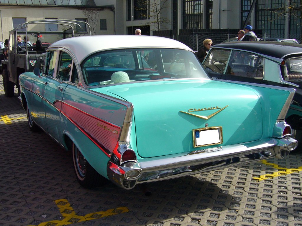 Heckansicht eines 1957´er Chevrolet Bel Air Series 2400C. Hier wurde die Karosserievariante Sedan abgelichtet. Von dieser Version wurden 1957 260.401 Fahrzeuge produziert, die ab US $ 2.174,00 beim Chevy-Dealer standen. Saisonerffnung am Dsseldorfer Meilenwerk 10.04.2011.