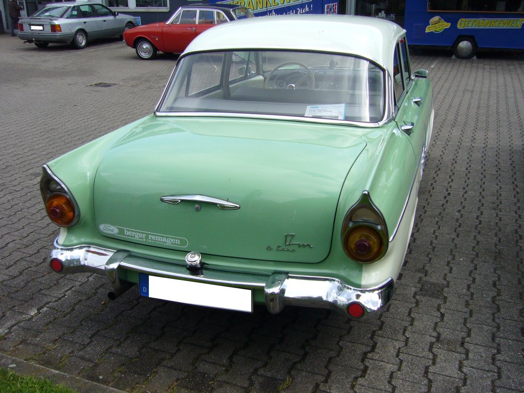 Heckansicht eines 4-trigen Ford Taunus 17M  de Luxe P2. 1957 - 1960. Alt-Ford-Treffen am 12.05.2013 in Essen.