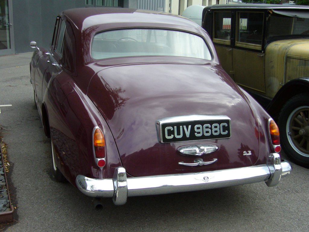 Heckansicht eines Bentley S3. 1962 - 1965. Der S3 wurde in 1.630 Einheiten montiert. Der V8-Motor schpfte seine Kraft aus 6.230 cm Hubraum. Besucherparkplatz des Dsseldorfer Meilenwerkes.