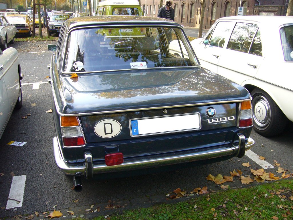 Heckansicht eines BMW 1800. 1963 - 1971. Besucherparkplatz der Historicar am 21.10.2012.