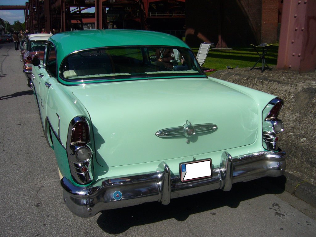 Heckansicht eines Buick Special 40 Riviera Hardtop Sedan des Jahrganges 1955. Oldtimertreffen Kokerei Zollverein am 02.06.2013.